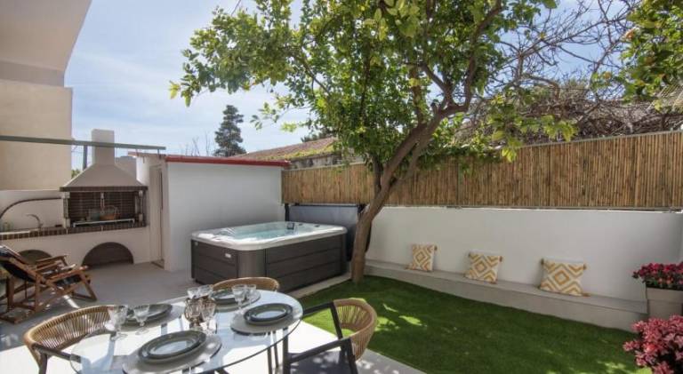Rental apartment with jacuzzi, BBQ & garden in Aegina