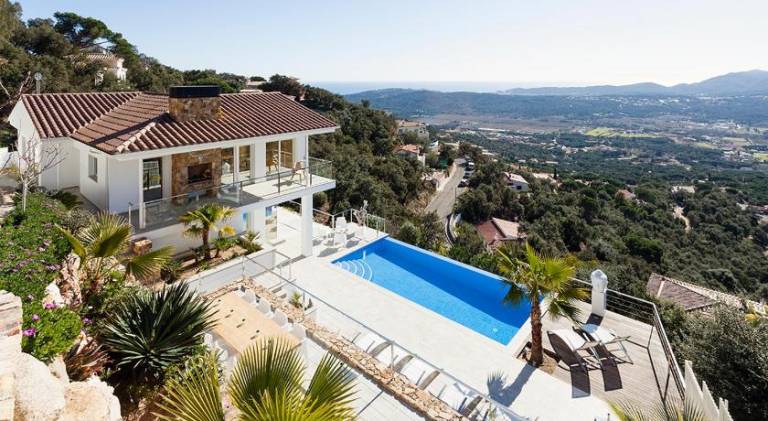 Vacation home with pool — photo 4