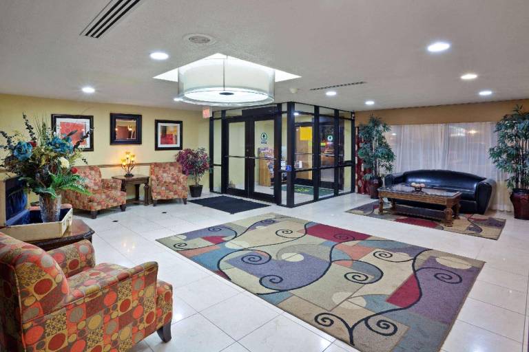 La Quinta Inn & Suites by Wyndham Salina — photo 5