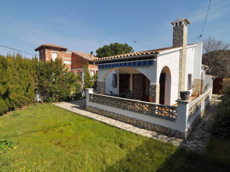 Tranquil House with Large Garden, Wi-Fi, and 200m from the Beach in Riells — photo 4