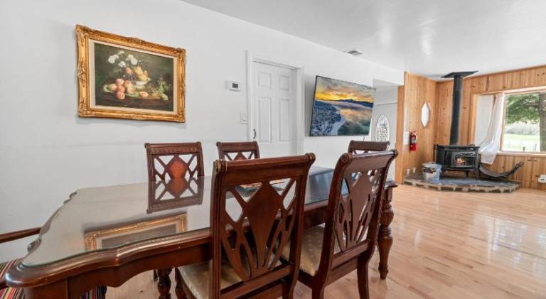 Moonlight Serenity - Ideal Location with Hot Tub and Foosball Table! Walk to local shops and zoo! — photo 3