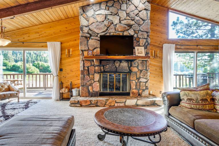 Hot Tub & Game Room: Spacious Big Bear Lake Cabin — photo 5