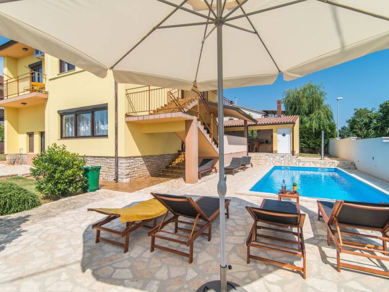 Spacious vacation home with garden, barbecue & private pool | Pets allowed in Pula
