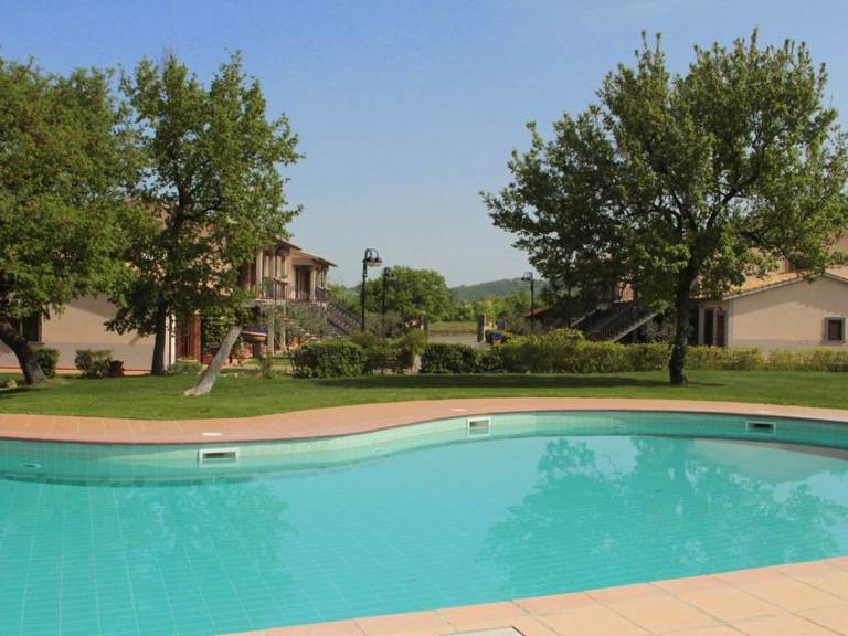 Rental apartment with yard, pool & barbeque in Sorano