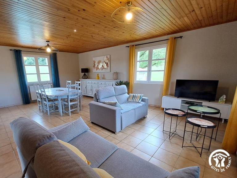 Gite with barbeque, yard & private pool — photo 2