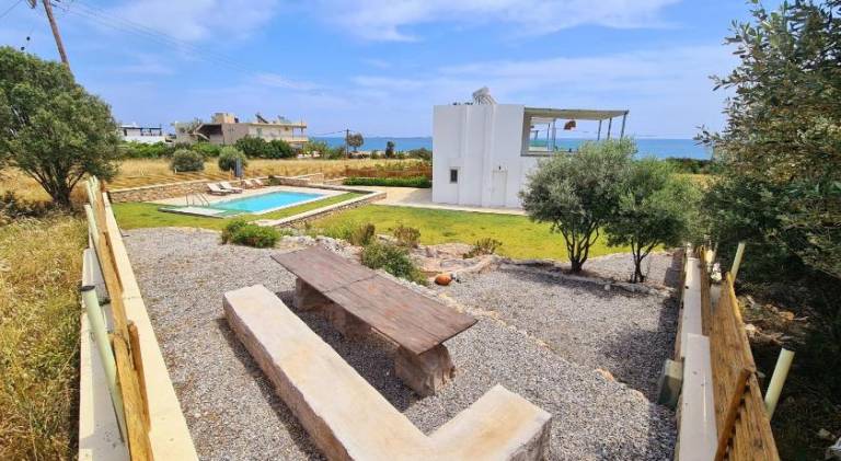 Villa with hot tub, yard & patio — photo 4