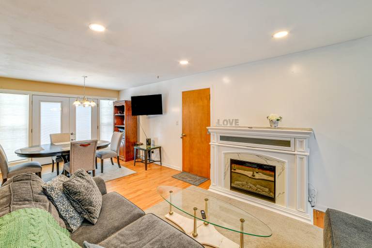 4 Mi to Dtwn: Pet-Friendly Home in Utica — photo 5
