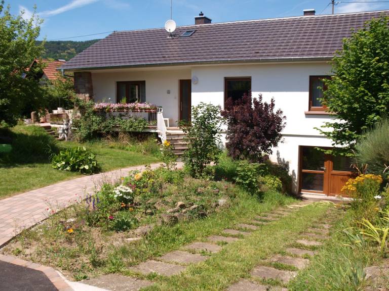 House with yard, barbeque & patio | Mountain view — photo 3