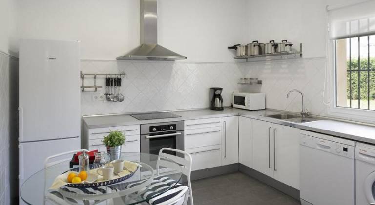 Fully equipped lovely vacation home with patio & BBQ | Perfect for remote work | Pet-friendly — photo 3