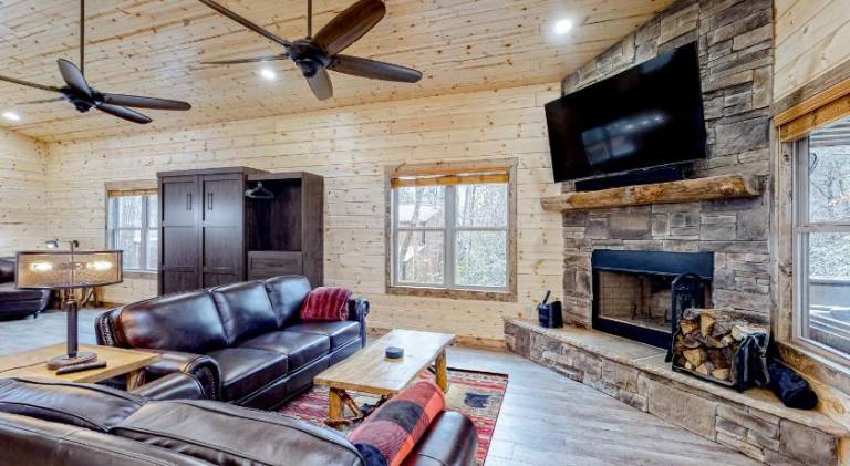 House with jacuzzi — photo 2