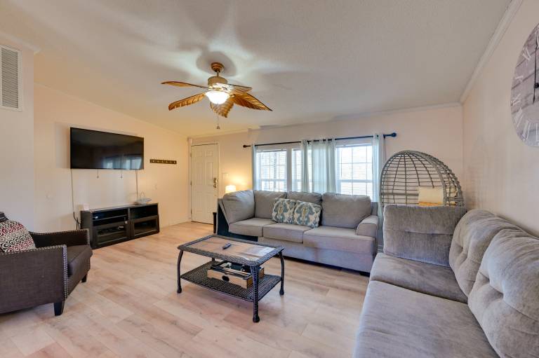 9 Mi to ECU: Pet-Friendly Greenville Home w/ Deck — photo 3