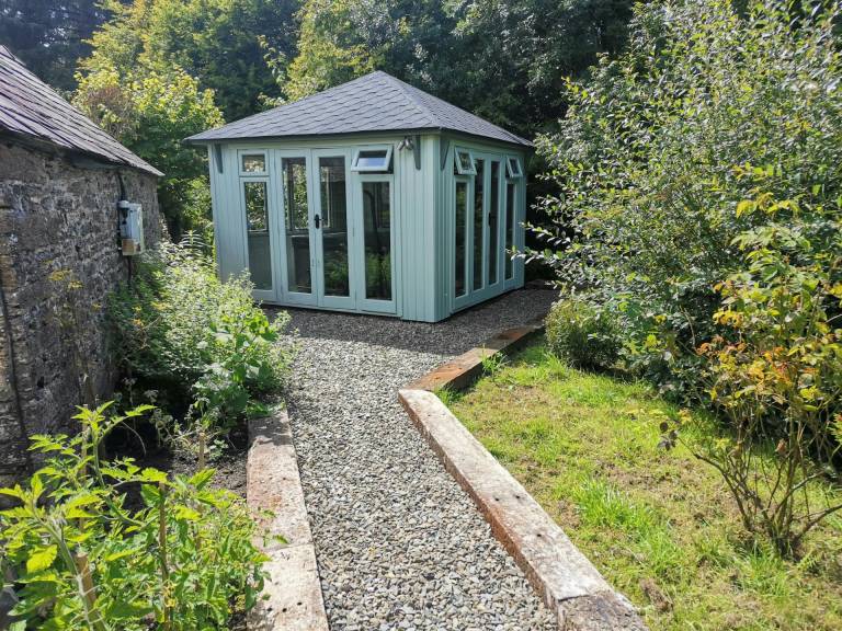 Cottage with jacuzzi, terrace & yard — photo 3