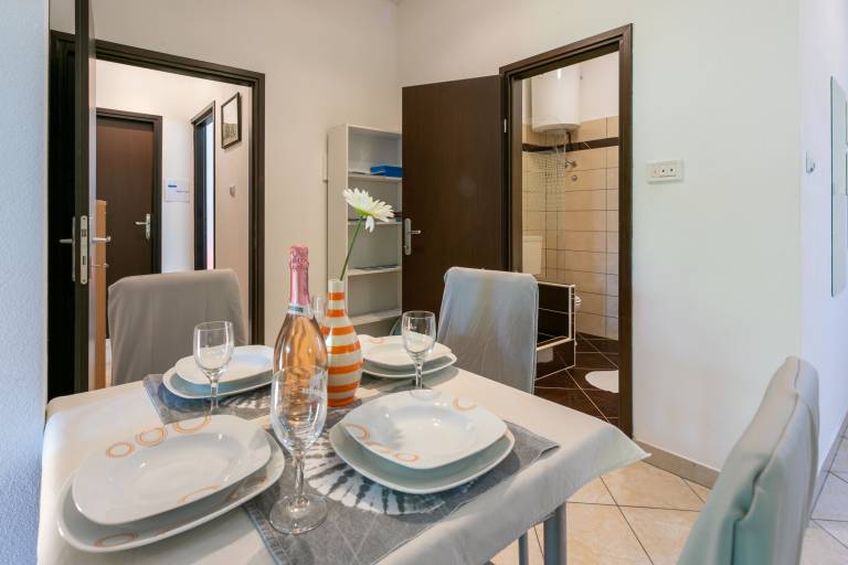 Apartment with yard & barbeque | Garden view — photo 2