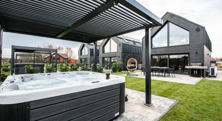 Villa with terrace, barbecue & yard — photo 2