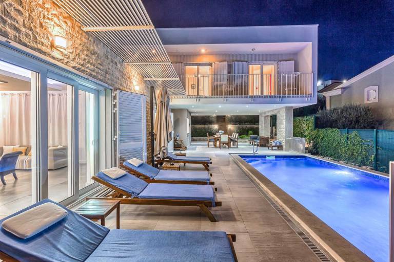 Villa La Perla - beachfront villa for ten, private pool and amazing views by MyWaycation — photo 3