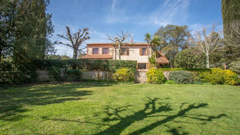 Pet-Friendly Finca Olivos with Mountain View, Pool, Garden & Wi-Fi in Roccastrada
