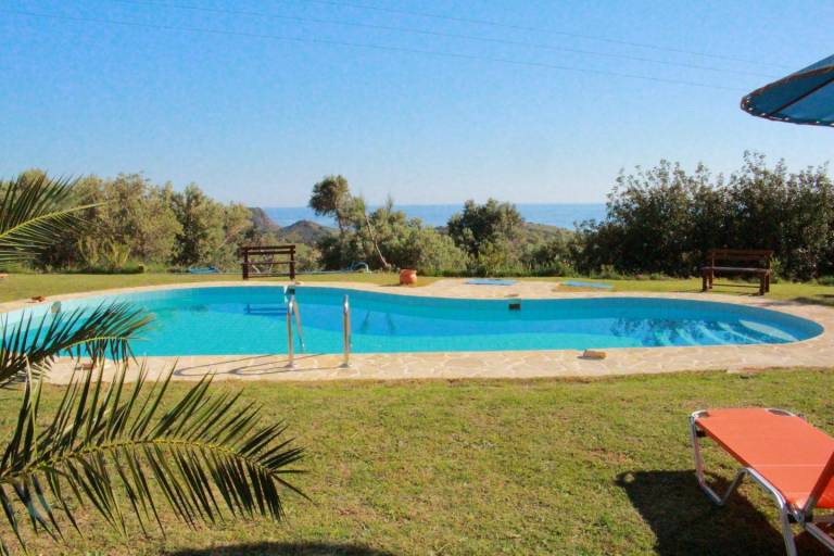 Holiday house with pool, large garden, idyllic and calm, wifi Triopetra, Crete — photo 4