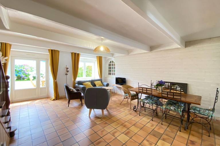 Fully equipped charming vacation home with yard & terrace | Dogs allowed — photo 3