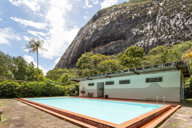 Vacation home with grill, yard & pool in Petrópolis