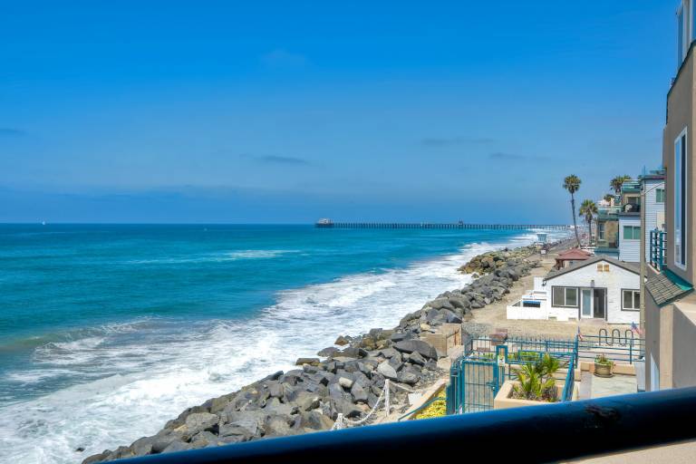 Condo with barbeque | Water view — photo 4