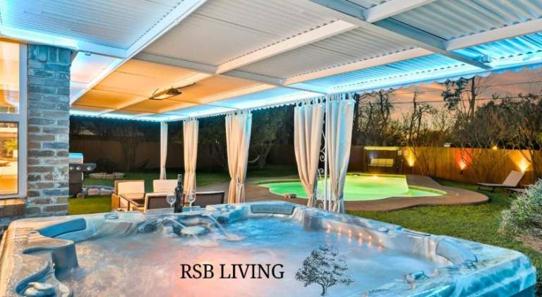 Elegant 5BR 2,5BA Holiday Home with Pool, Jacuzzi, BBQ, and Cinema Room in Addison, TX