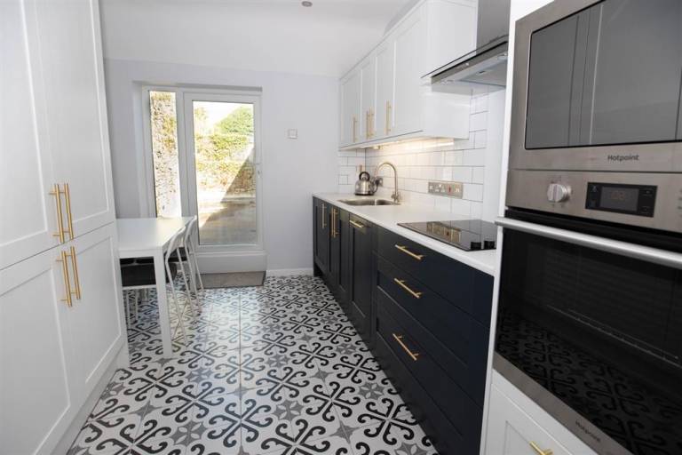 Holiday apartment with yard — photo 4
