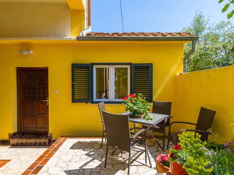 Rental apartment with barbeque & patio | Pets allowed — photo 2