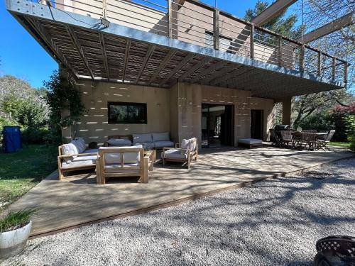 Le Larjalas - villa piscine & grands espaces in Villeneuve-les-Avignon