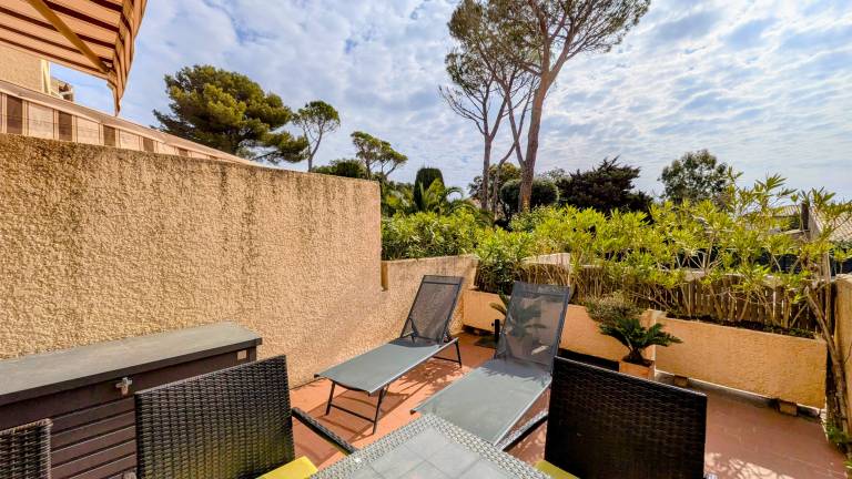 Condo with terrace | Garden view — photo 4