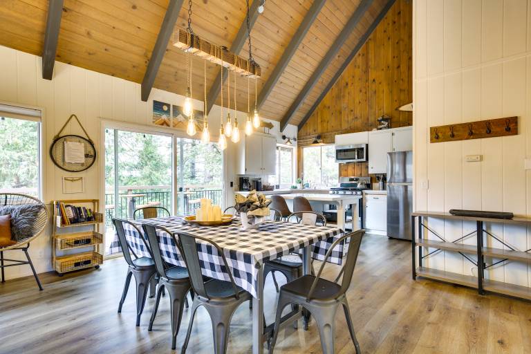 Cozy & Chic Lake Arrowhead Cabin w/ Deck! — photo 2