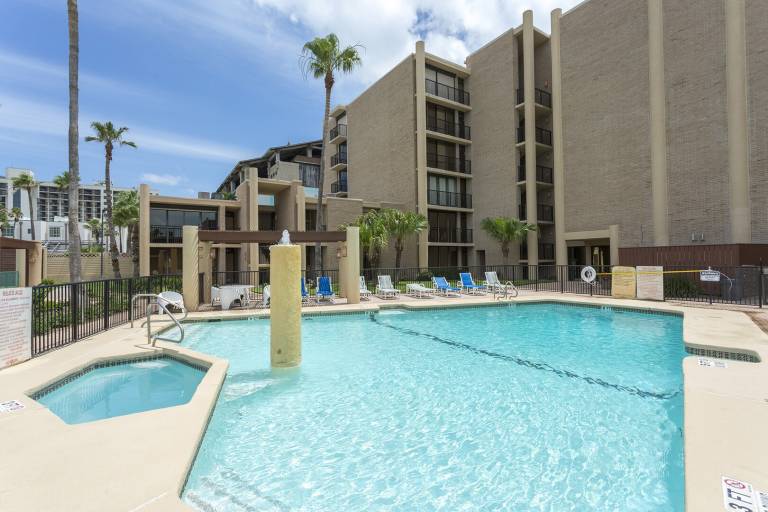 Family-friendly condo with private pool | Beach nearby | Pets are welcome — photo 4