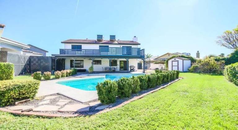 House with pool — photo 4