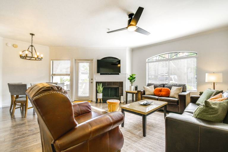 3 Mi to TPC Chic Condo w Pool Access & Grills