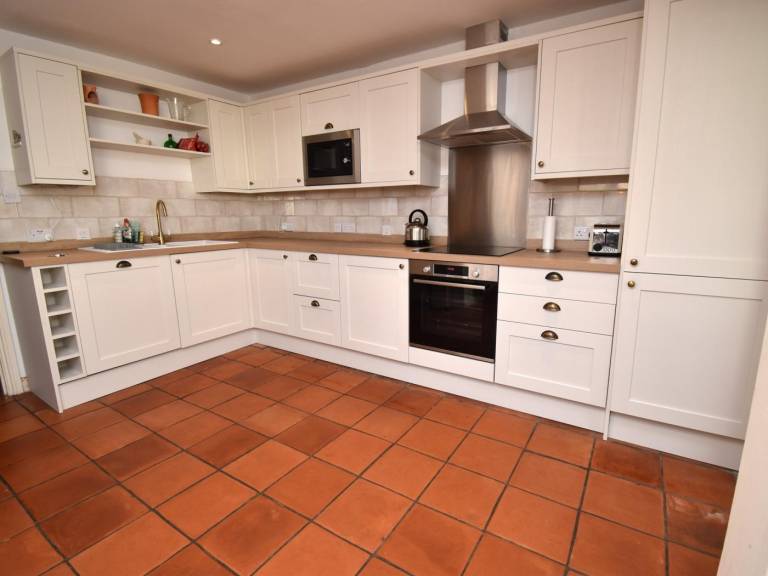 Fully equipped nice cottage with yard | Pets are welcome — photo 2