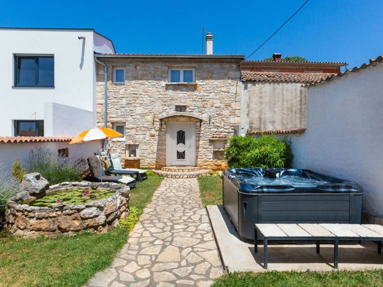 Wonderful vacation home with garden, hot tub & barbeque | Pets are welcome — photo 2