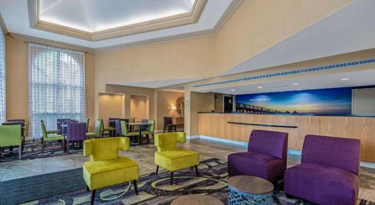 La Quinta Inn & Suites by Wyndham Naples Downtown — photo 4