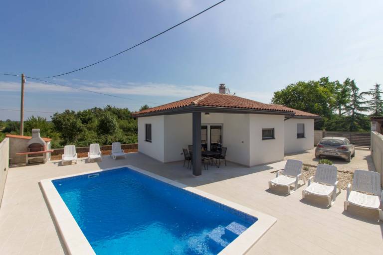 Villa with pool, barbeque & patio — photo 5