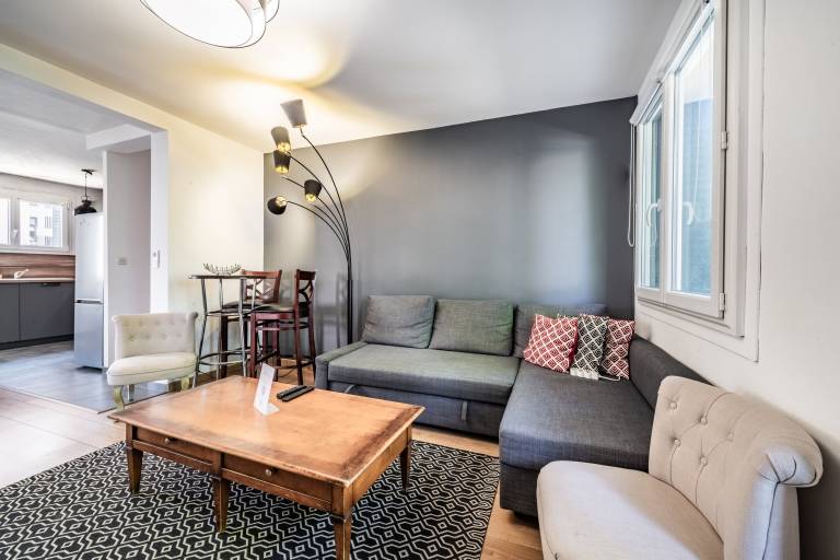 Family-friendly apartment with fast internet | City view | Perfect for remote work | Pets allowed — photo 2