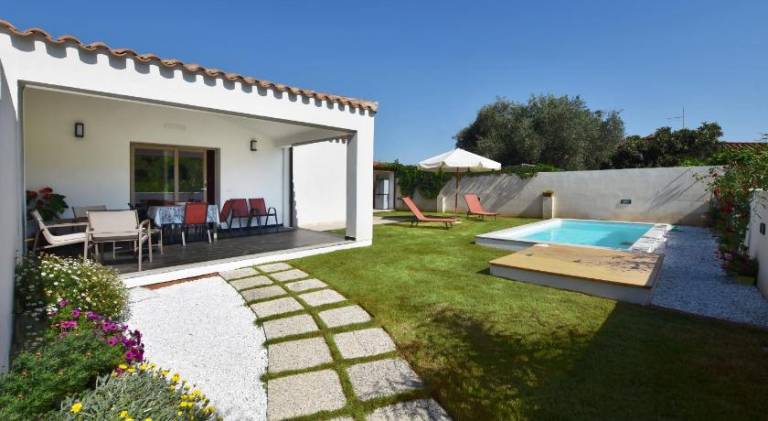 Beautiful holiday apartment with pool | Close to the beach | Pet-friendly in Tortoli