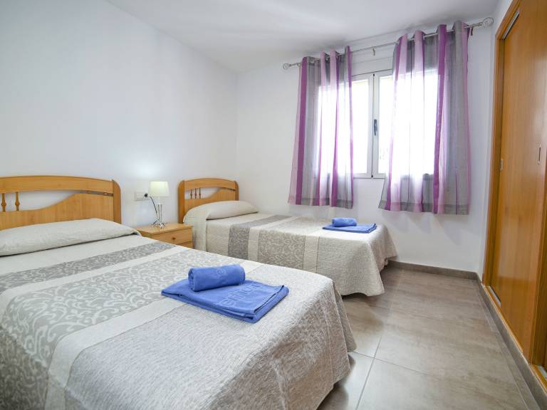 Family-oriented rental apartment with patio & garden | Sea view | Close to the beach | Pet-friendly — photo 5