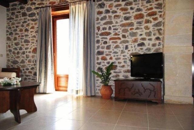Villa with terrace, pool & garden — photo 2