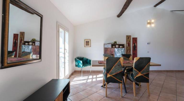 Spacious apartment with patio | Next to Two Towers | Pet-friendly — photo 4