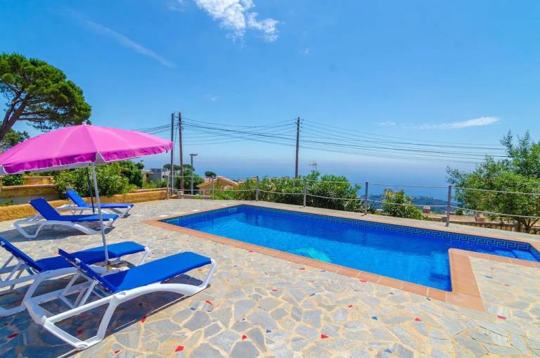 Children-friendly villa with yard, BBQ & patio | Pool view | Dogs allowed — photo 5