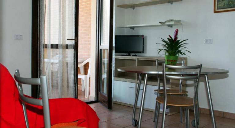 Serviced apartment with yard & patio — photo 4