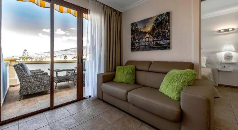 Holiday apartment with garden, heated pool & terrace — photo 2