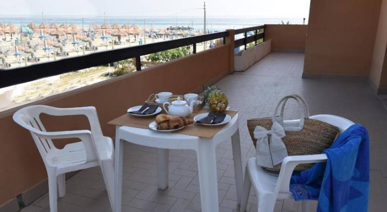 Serviced apartment with terrace | Next to the beach | Good for workation | Pets allowed — photo 5