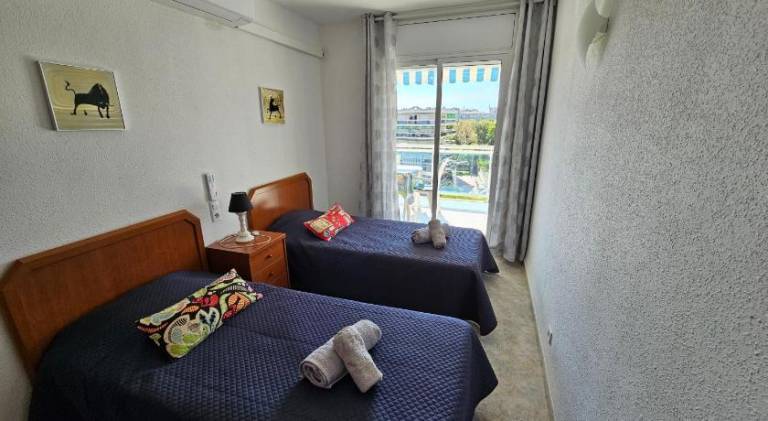 Appartement tout confort terrasse 21 m2 pleins sud wifi proche port aventura centre et plage 2 chamb — photo 2