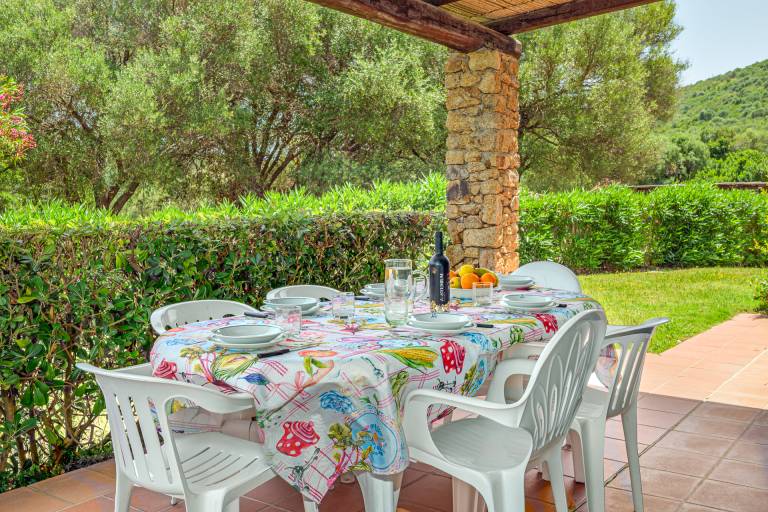 Holiday apartment with BBQ, garden & pool | Garden view in Golfo Aranci