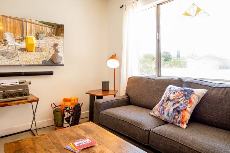 The RockHopper - Hot Tub, Fire Pit and Walk to Downtown Joshua Tree! — photo 4