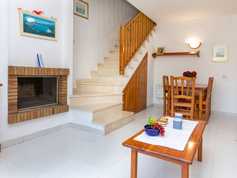 House with terrace, private pool & yard — photo 4